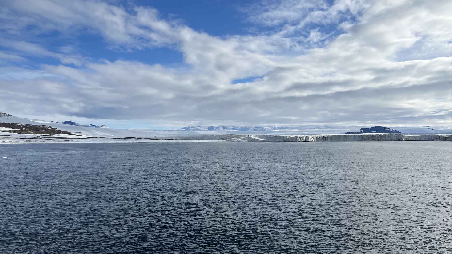  Ice shelfs and icebergs in the bay surrounding Jang Bogo