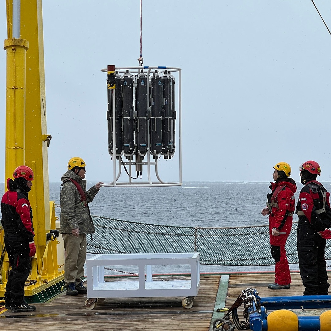 photo of the crew bringing the trace CTD rosette onboard