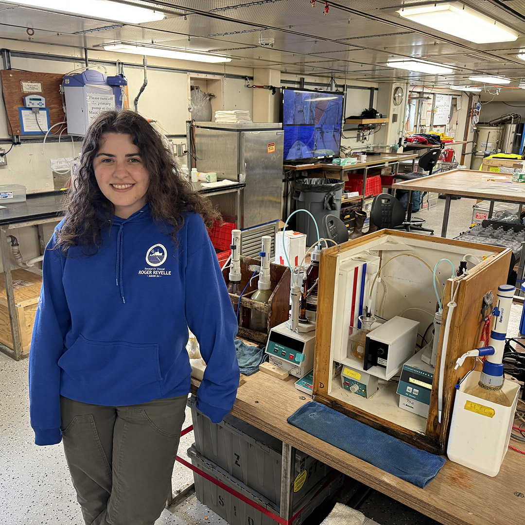 Elisa stands in front of the oxygen analysis equipment (Photo by J. Magnusson)